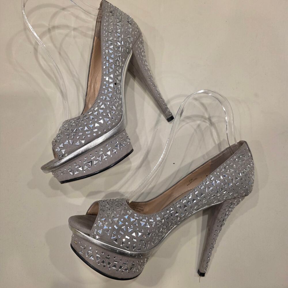 EUC Enzo Angiolini silver grey pumps sz 6.5